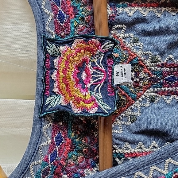 Johnny Was Embroidered Blue V-Neck Tee Size M - Picture 2 of 7